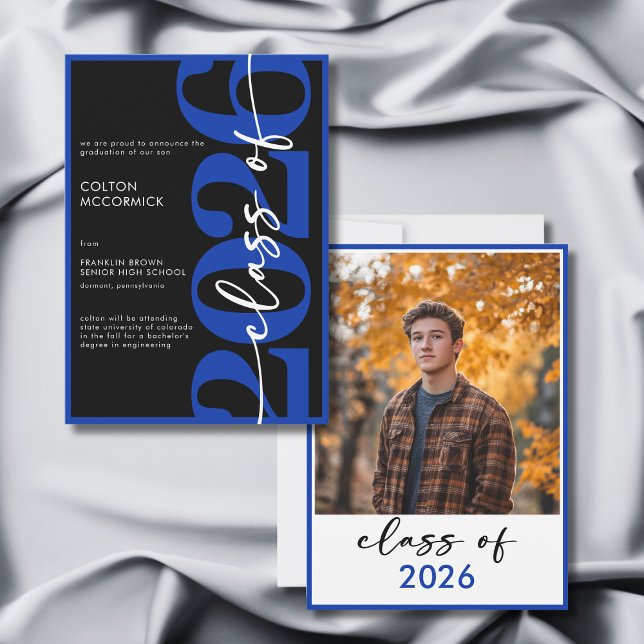 Invitation Annonce de remise de diplômes en typographie bleu  (Modern Royal Blue Typography Grad Announcement)