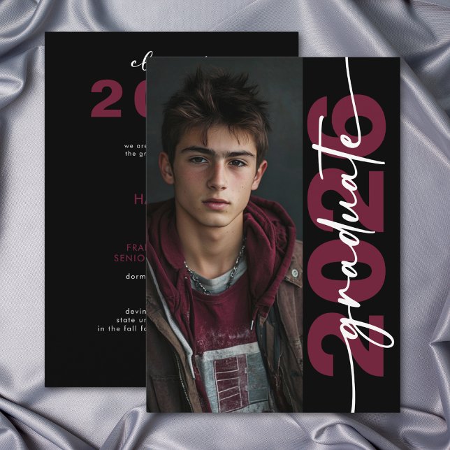 Invitation Annonce de remise de diplômes en typographie bourg (Modern Burgundy Typography Grad Announcement)