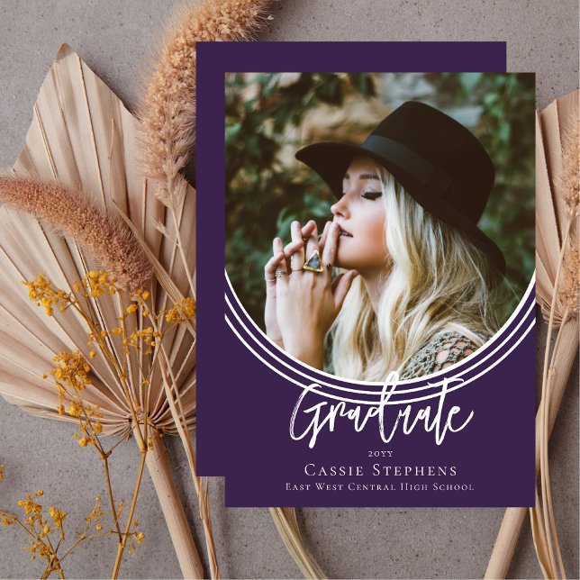 Invitation Arc Inverti Script tendance Graduate Photo violet (Inverted Arch Trendy Script "Graduate" Photo Unique Purple Graduation Announcement Print Digital)