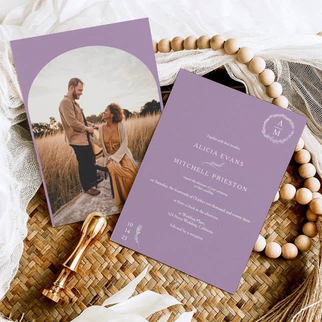 Invitation Arc mariage classique à monogramme violet fleuri (Créateur téléchargé)