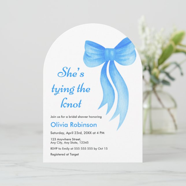 Invitation Arch Blue Bow She's Tying the Knot Bridal Shower  (Debout devant)