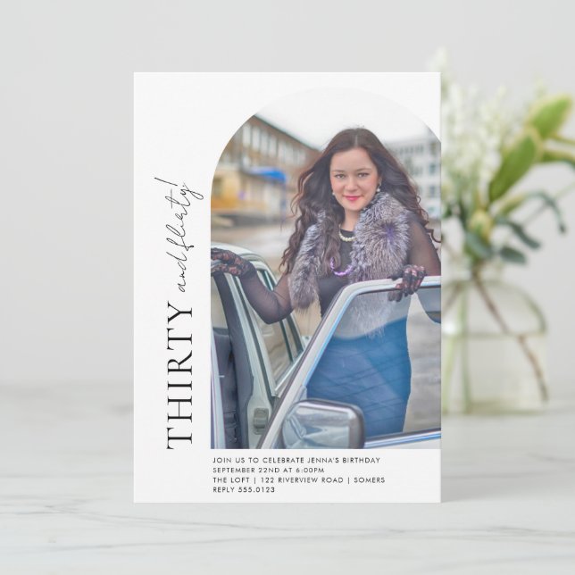 Invitation Arch Off Centre photo minimaliste 30e anniversaire (Debout devant)