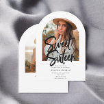 Invitation Arch Photo Brush Calligraphy Sweet 16<br><div class="desc">Célébrez votre jalon dans le style avec cette élégante invitation Sweet 16! L'avant présente votre photo dans une magnifique forme d'arc, créant une touche intemporelle et personnelle. Le titre Sweet sixteen est écrit dans la calligraphie de brosse moderne, ajoutant une ambiance chic et ludique. Ci-dessous, tous les détails de votre...</div>