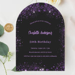 Invitation Arche d'anniversaire de parties scintillant violet<br><div class="desc">Une invitation à la fête d'anniversaire de 21e anniversaire, féminine et féminine (ou tout âge). Devant : Un arrière - plan noir chic. Décoré avec parties scintillant en faux violet foncé. Personnalisez et ajoutez un nom et des détails du parti. Le nom est écrit avec un script de style écrit...</div>