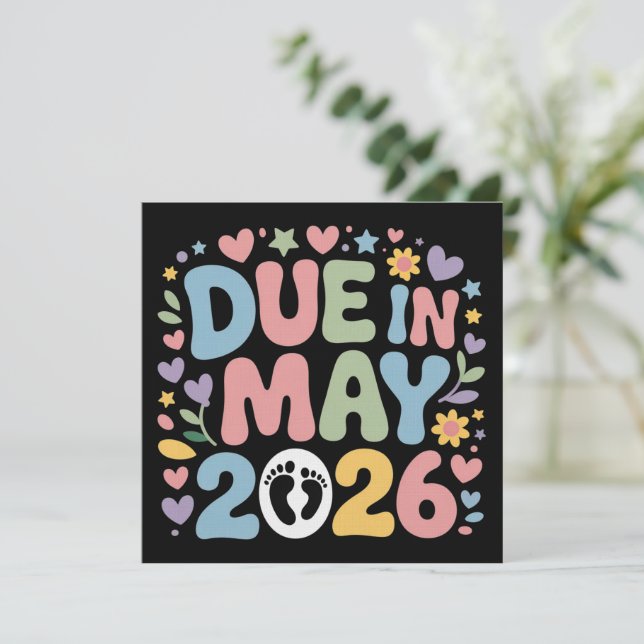 Invitation Arrivée mai 2026 Date prévue pour nouveau bébé mam (Debout devant)