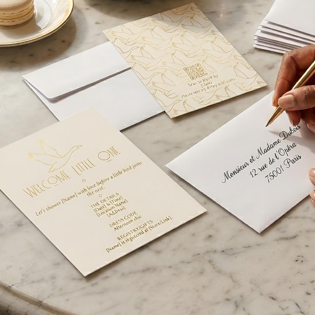 Invitation Art Déco filigrane or | Baby Shower Oie (Lifestyle Shot)