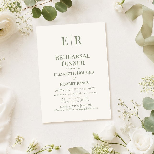 Invitation au dîner de répétition à monogramme Oli (Olive Monogram Rehearsal Dinner Invitation on a table with white roses)