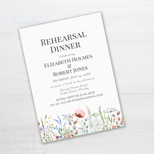 Invitation au dîner de répétition dans une prairie (Wildflowers Rehearsal Dinner Invitation Template on white wooden table)