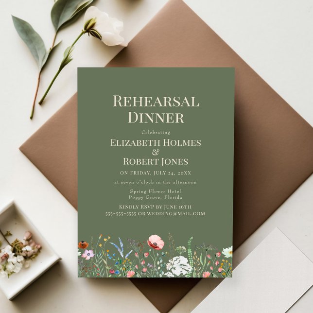 Invitation au dîner de répétition de mariage aux f (Sage Green Watercolor Wildflower Rehearsal Dinner Invitation on wedding table.)