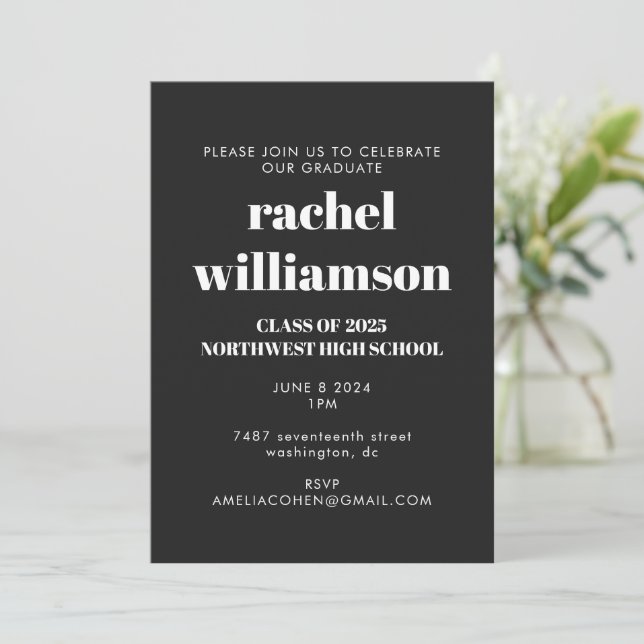 Invitation Audacieuse Typographie Black and White Graduation  (Debout devant)