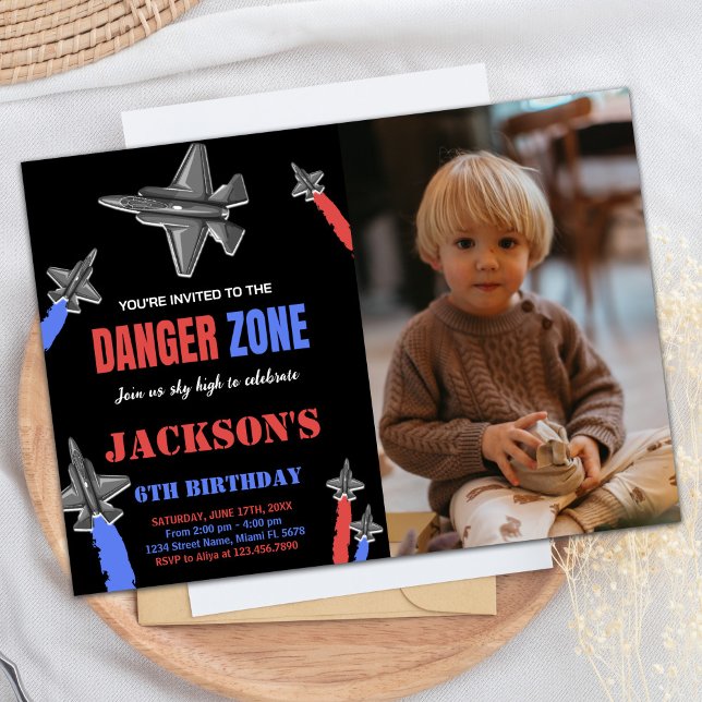 Invitation Avion de combat Jour d'anniversaire Noir Rouge Ble (Fighter Jet Birthday Black Red Blue Gray w photo Invitation)