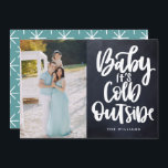 Invitation Baby It's Cold Outside Chalkboard Fêtes photo<br><div class="desc">Envoyez les salutations de cette année avec style. Votre photo spéciale vous fera découvrir des cartes photos de vacances uniques et modernes avec une couverture blanche "Baby It's Cold Outside" brossée à la main sur un arrière - plan de tableau noir. La carte inverse est entièrement modifiable pour s'adapter à...</div>