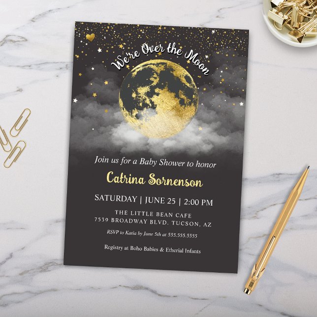 Invitation Baby shower céleste de lune et étoiles d'or (Modern Black and Gold Celestial Baby Shower Invitation with Over the Moon Theme)