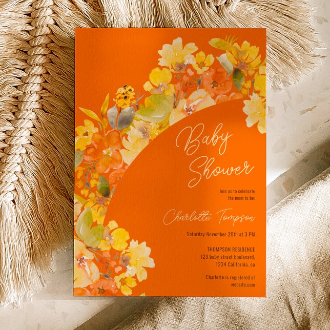 Invitation Baby shower de script de fleurs jaunes boho d'auto (Fall boho yellow flowers script baby shower invitation on orange)
