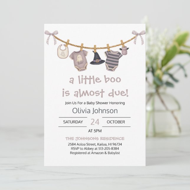 Invitation Baby shower de vêtements pour Halloween Little Boo (Debout devant)