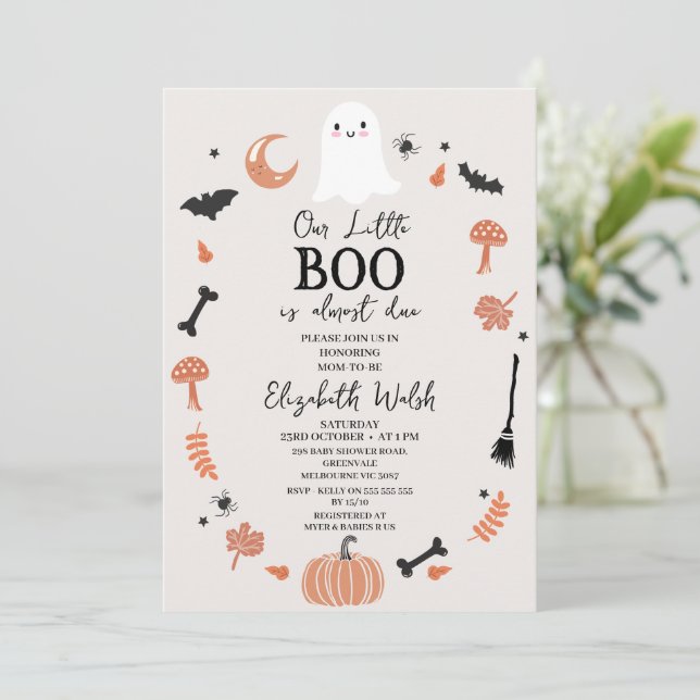 Invitation Baby shower d'Halloween beige moderne Little Boo (Debout devant)