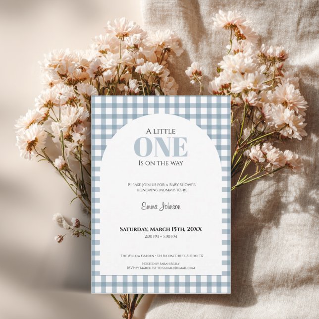 Invitation Baby Shower Gingham Bleu pour Garçon (Blue gingham baby shower invitation with classic check pattern and modern typography for a baby boy.)