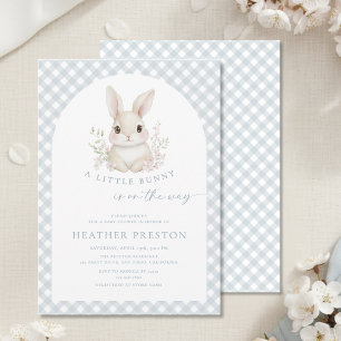 Invitation Baby Shower sous un arche à carreaux de petit lapi