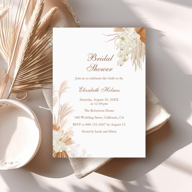 Invitation Baigneuse de mariage en herbe de pampas terracotta (Boho Terracotta Pampas Grass Orchid Bridal Shower Invitation on a boho wedding table.)