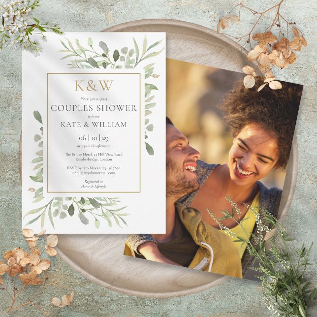Invitation Bain de Couples Chic Monogramme de Feuillage en Or (Chic Gold Monogram Greenery Photo Couples Shower Invitation)