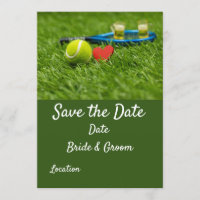 Balle de tennis sur de l'herbe verte avec amour ma