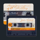 Invitation Bande-cassette rétro 40e anniversaire Fête Invitat<br><div class="desc">Vieux ruban à cassette ou cassette audio pour personnaliser avec votre nom et votre date. Personnalisable 40e anniversaire plat invitation carte ronde. Fête correspondant enregistrer la date (aimant,  carte postale) et plus...  N'oubliez pas toute la collection de cassettes audio rétro (transparentes,  vertes,  avec des décalcomanies,  etc.).</div>