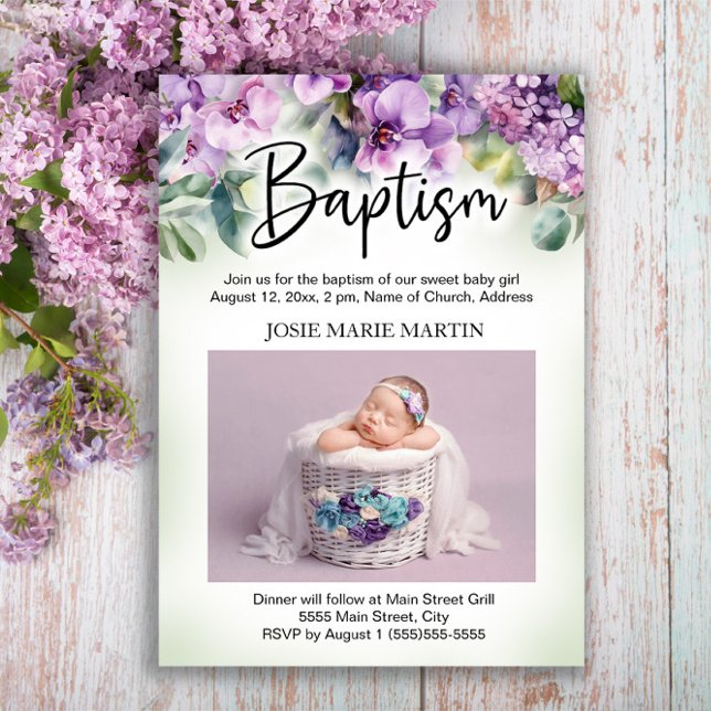 Invitation Baptême de bébé à fleurs violettes Photo (Elegant purple floral baby baptism/christening invitation personalized with a photo.)