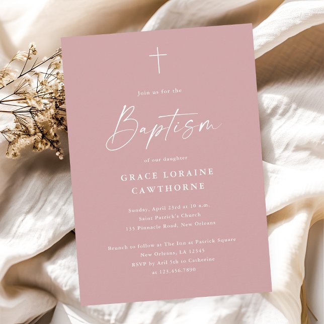 Invitation Baptême de Filles Rose Poussiéreux Écriture Élégan (Modern elegant script dusty pink girls baptism invitation.)