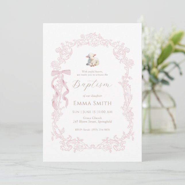 Invitation Baptême élégant de fille chrétienne agneau rose (Debout devant)