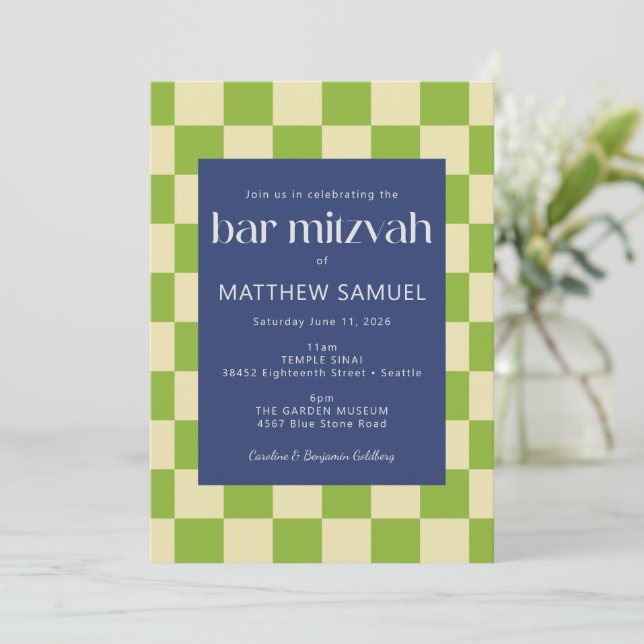 Invitation Barre moderne en damier bleu et vert Mitzvah (Debout devant)