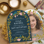Invitation Bat mitzvah de couronne de fleurs photo personnali<br><div class="desc">Carte parfaite pour annoncer une bar mitzvah, bat mitzvah ou autre célébration juive ! L'art fait main pour vous ! ENTIÈREMENT PERSONNALISABLE ! Cliquez sur "Personnaliser" ci-dessus pour modifier le texte et ajouter votre photo à l'arrière (vous pouvez également supprimer le cadre floral si vous le souhaitez). Cliquez sur "modifier...</div>