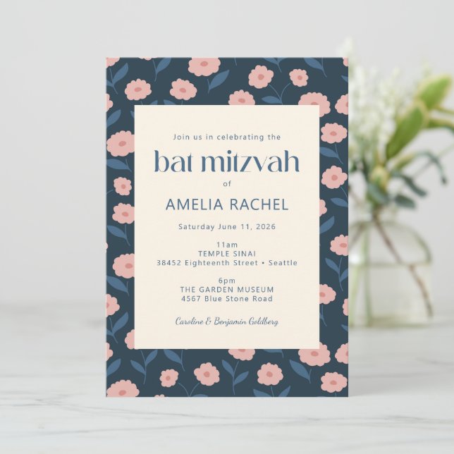 Invitation Bat mitzvah floral bleu rose de la marine moderne (Debout devant)