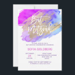 Invitation Bat mitzvah moderne violet bleu<br><div class="desc">Belle fête de célébration Bat mitzvah moderne. Grandes lettres avec aquarelle bleu violet couleurs design avec faux trait de brosse d'or. Le dos porte le nom de la fille. Impressionnez vos invités avec ces invitations !</div>