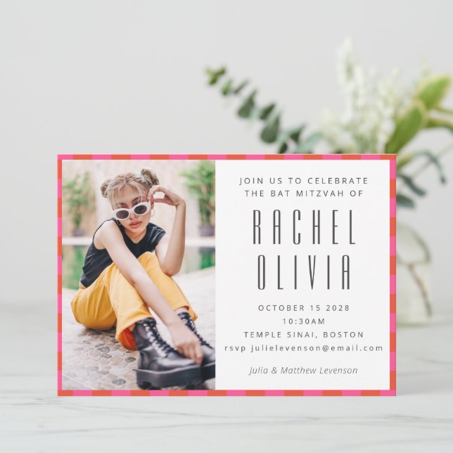 Invitation Bat mitzvah Retro Pink Red Checkerboard Photo (Debout devant)