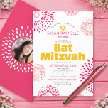 Invitation Bat mitzvah rose Photo Bold Starburst Cool Super<br><div class="desc">Soyez fier, réjouissez-vous et présentez ce jalon de votre Bat mitzvah préféré avec cette invitation ludique, tendance, super, personnalisée ! Des starbursts de roses chaudes rétro et de fleur de corail avec Stars of David, ainsi que des typographies modernes de rose chaud et gris foncé sans serif, recouvrent un arrière...</div>