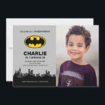 Invitation Batman - Gotham City | Boys Birthday - Photo<br><div class="desc">Préparez-vous à rendre inoubliable l'anniversaire de votre petit héros avec cette invitation photo d'anniversaire de garçon remplie d'action ! Doté de l'emblématique skyline de Gotham City et de la Bat-Signal qui brille de mille feux, ce design ouvre la voie à une célébration épique sur le thème de Batman. Avec une...</div>