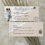 Invitation BEACH Boarding Pass Destination Wedding Code QR<br><div class="desc">Présentant notre faire-part de mariage unique et élégante conçue pour ressembler à une carte d'embarquement, parfaite pour les couples qui veulent ajouter une touche d'amusement et de créativité à leur mariage sur le thème de la plage. Cette invitation présente une belle photo d'une plage et d'un couple heureux, offrant à...</div>