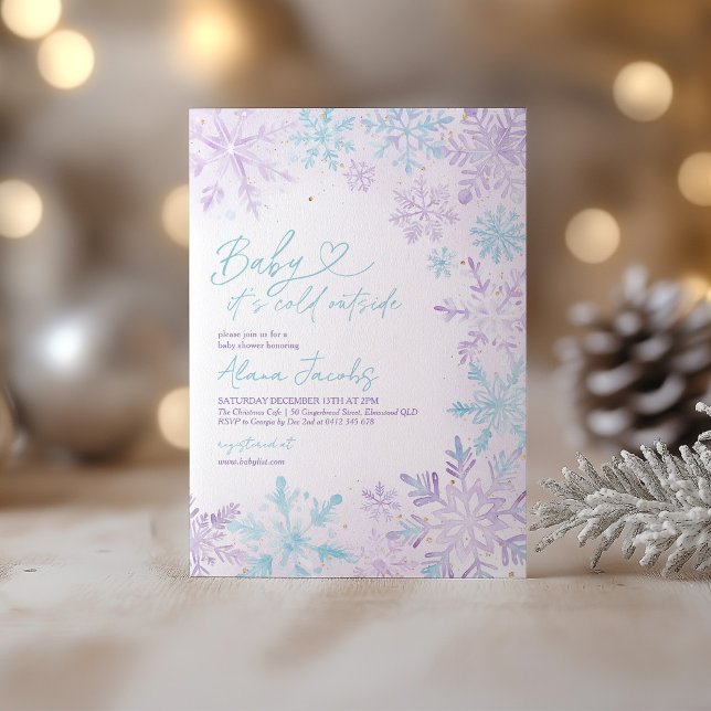 Invitation Bébé il fait froid dehors Fête de bébé violet bleu (Baby Its Cold Outside Baby Shower Invitation Purple Blue Snowflakes)