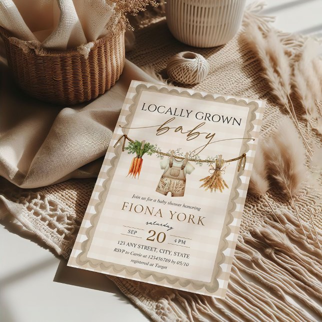 Invitation Bébé Local Élevé Marché Fermier Beige Gingham (Locally Grown Baby Beige Gingham Gender Neutral Home Grown Farmer's Market Baby Shower Invitation)