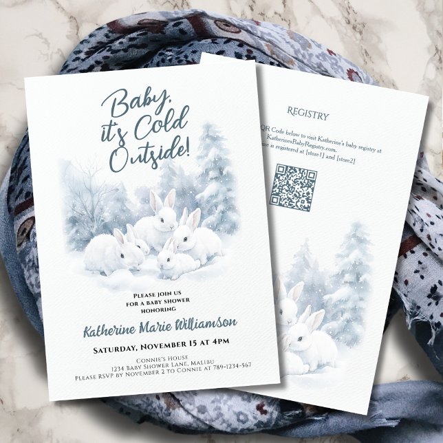 Invitation Bébé son froid dehors Baby shower de lapins d'hive (Baby It's Cold Outside Winter Baby Shower Invitation with Snow Bunnies and Trees.)