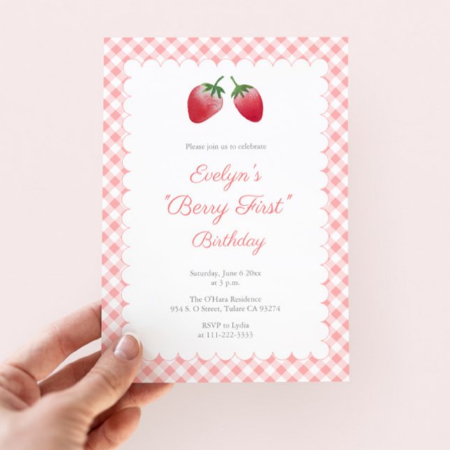 Invitation Berry classique 1er fête de fraises d'anniversaire (Classic Berry First Birthday Party Invitation With Scallop Effect Border And Pink Buffalo Check)