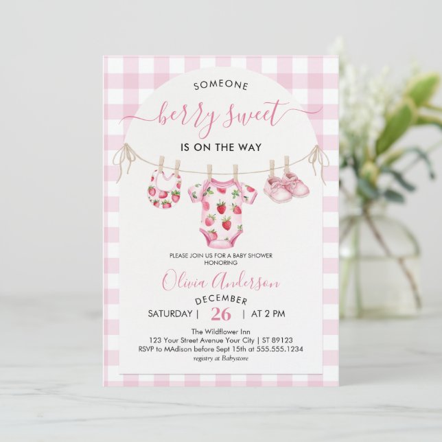 Invitation Berry Sweet Strawberry Baby shower rose (Debout devant)