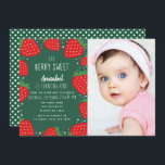 Invitation Berry Sweet Strawberry Kids 1er anniversaire Photo<br><div class="desc">Cette mignonne invitation de 1er/premier anniversaire de fille "mignonne" présente un arrière - plan vert avec des fraises. À l'envers, un arrière - plan vert et des pois blancs. Vous pouvez customiser plus loin en cliquant sur le bouton "PERSONNALISER". Objets correspondants dans notre boutique pour un thème de fête complet....</div>