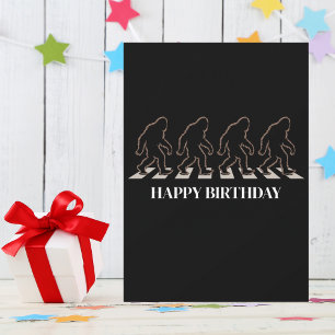 Invitation Bigfoot silhouette d'anniversaire traversant la ru
