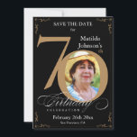 Invitation Black and Gold 70th Birthday Enregistrer la date p<br><div class="desc">Black and Gold 70th Birthday Save The Date Custom Invitation. Et élégamment conçu fête d'anniversaire spécial sauver la date, avec une photo personnalisée de personne d'anniversaire et de calligraphie script avec des éléments florissants vintages. Assez simple pour s'adapter à une variété de thèmes et de couleurs ! Besoin d'aide ?...</div>