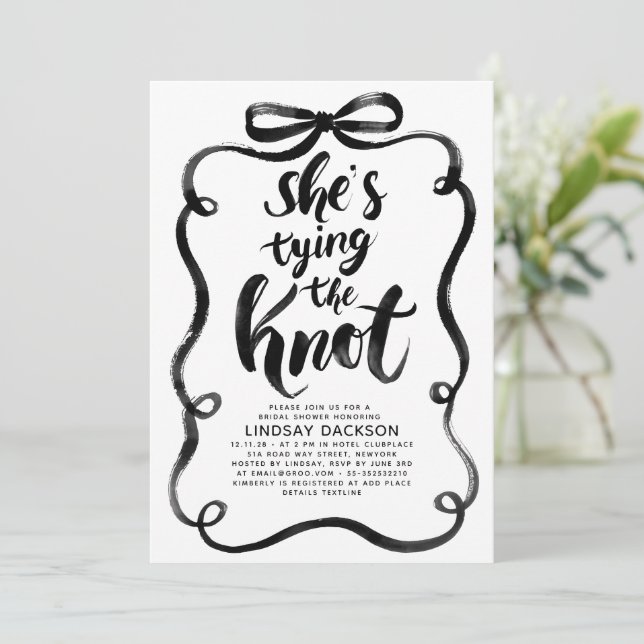 Invitation Black Bow She's Tying The Knot Bridal Shower (Debout devant)