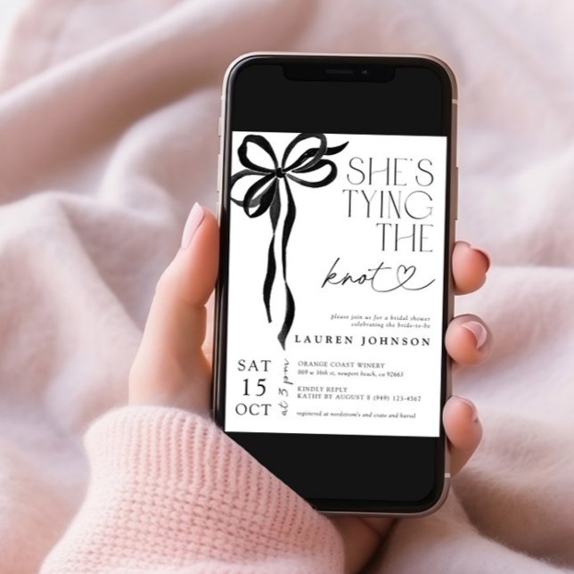 Invitation Black Bow She's Tying the Knot QR Fête des mariées (Créateur téléchargé)