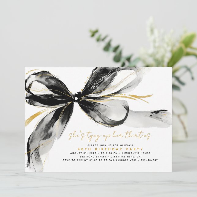 Invitation Black Bow Tying Up Her Thirties 40Th Birthday (Debout devant)