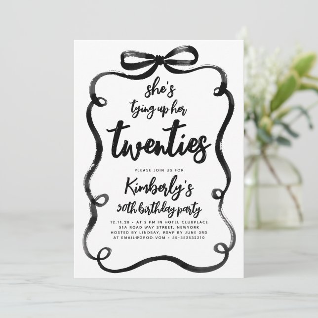 Invitation Black Bow Tying Up Her Twenties 30Th Birthday (Debout devant)