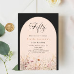 Invitation Black fleur sauvage de pêche floral 50e anniversai<br><div class="desc">Une élégante invitation fleur sauvage. Arrière - plan noir et arche couleur pêche. Décoré de fleurs sauvages couleur eau dans le beige,  rose.</div>